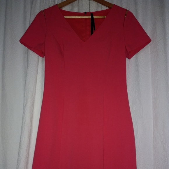 Knees length pink dress with shoulder design. - Picture 1 of 4